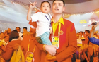 北京奧運，姚明初現(xiàn)，張導(dǎo)呼錯，速抱回。