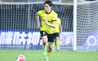青島西海岸1-2敗莫斯科中央，張劉組合助攻破門。