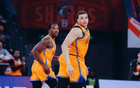 上海男籃大勝天津隊，李添榮23分，洛夫頓傷退。