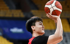 中國男籃5勝1負(fù)奪C組第一，晉級亞洲杯正賽，需警惕4大不足。